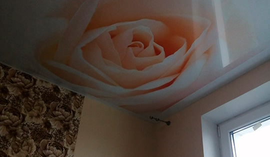 потолок в спальную комнату