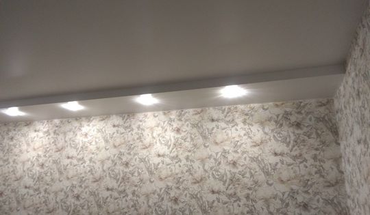 потолок в спальную комнату