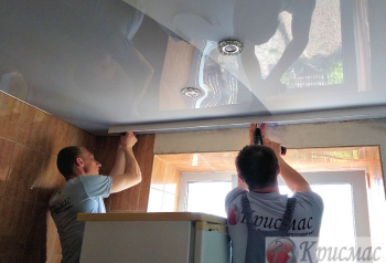 Монтаж потолочного карниза